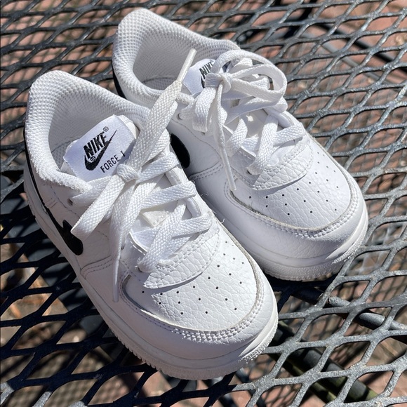 Nike Air Force 1 Low (TD) CZ1691-100 White Black Swoosh Size 6 C - Picture 16 of 17